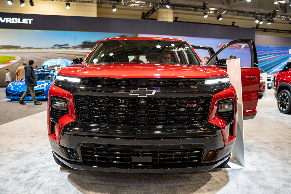 2025 GMC Acadia Vs. 2025 Chevy Traverse: Which SUV Handles Better?