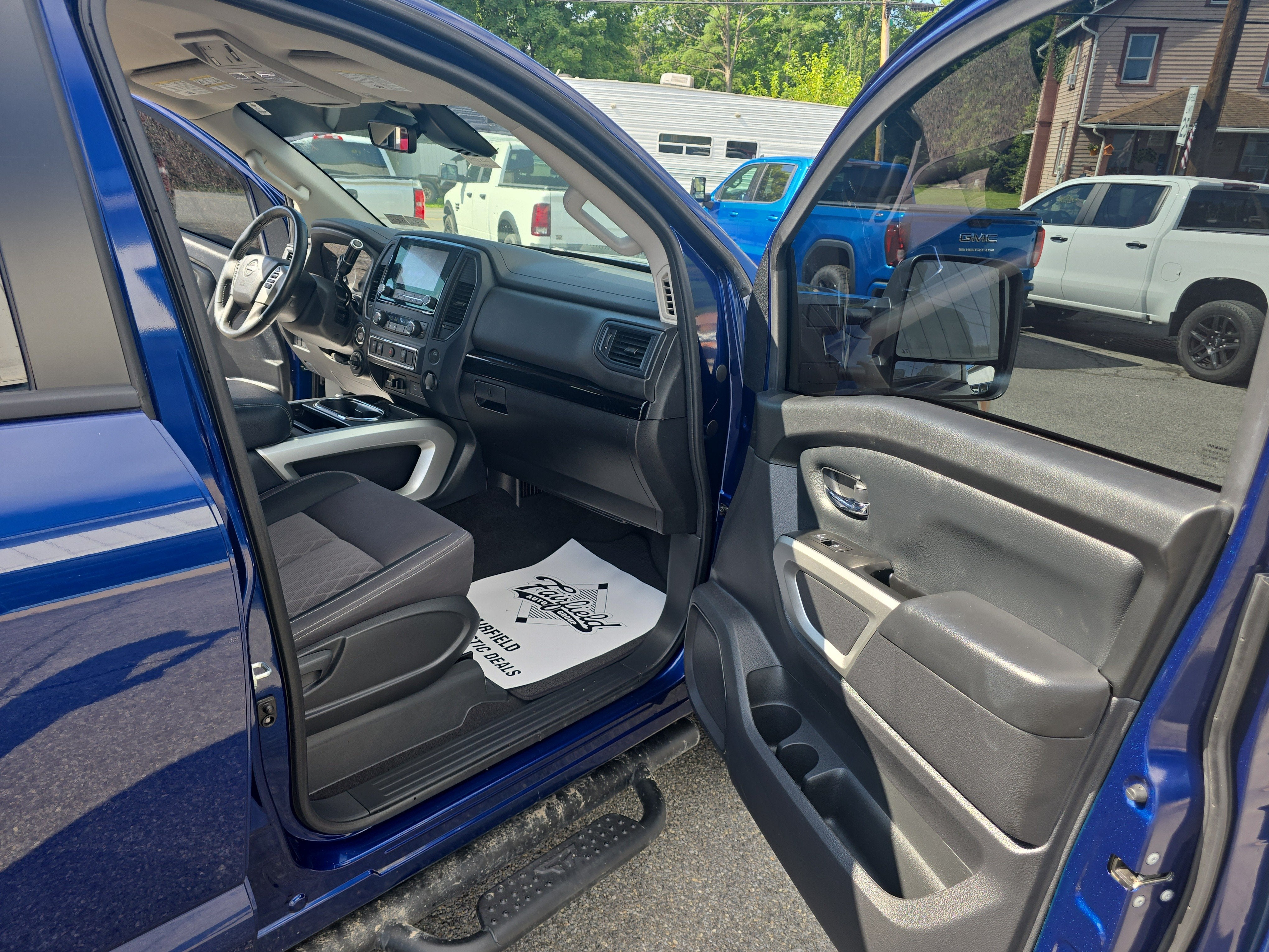 2024 Nissan TITAN Crew Cab SV 4x4