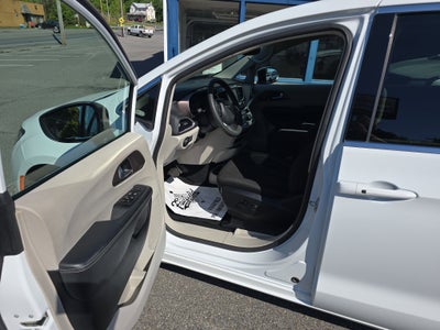 2024 Chrysler Voyager LX