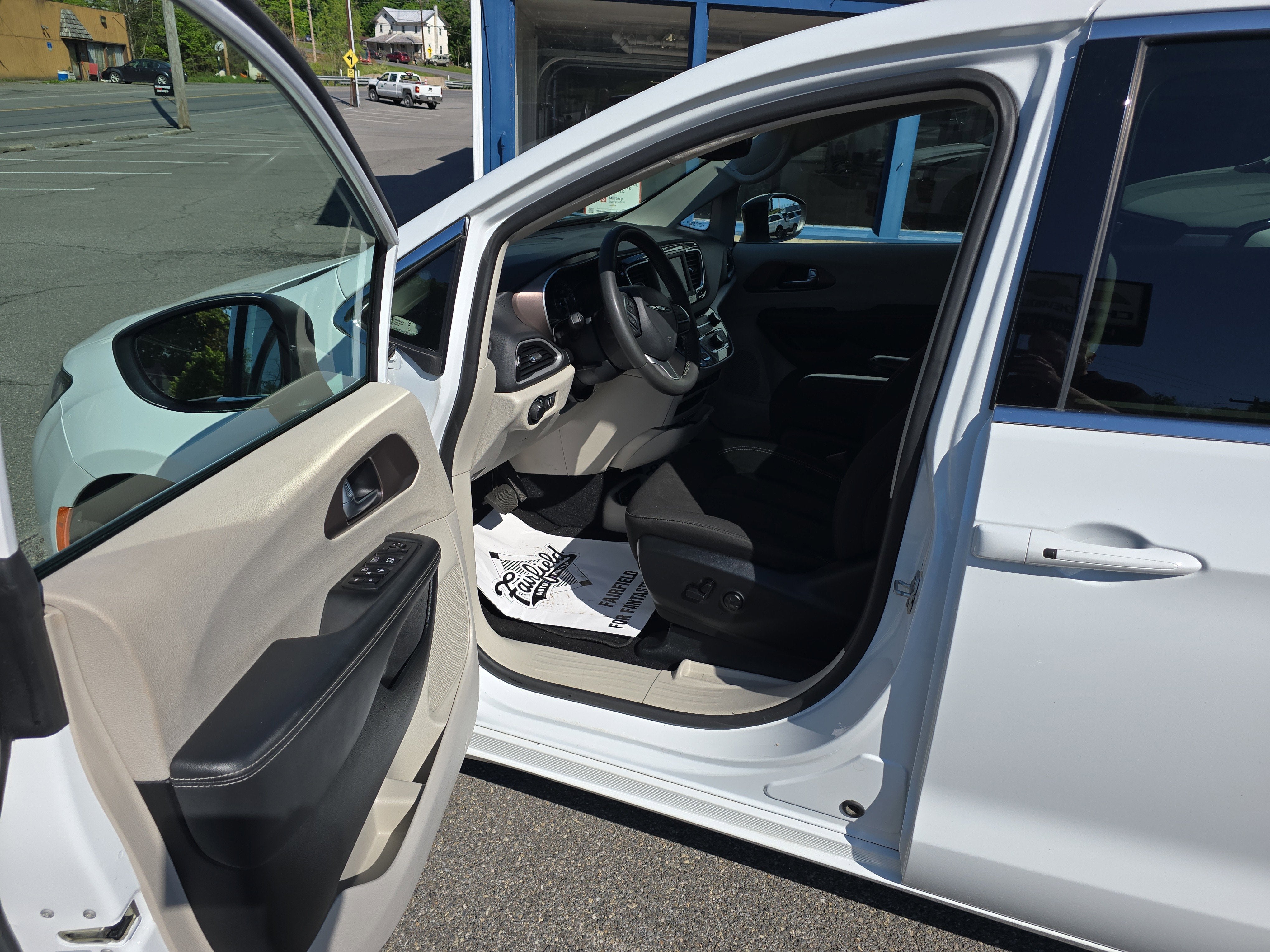 2024 Chrysler Voyager LX